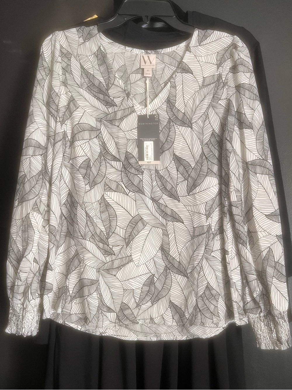 Worthington Black and White Leaf-Print Long Sleeve Blouse